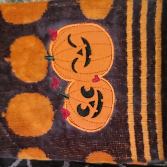 BUNDLE OF 2 HALLOWEEN HAND TOWELS - Picture 4 of 7